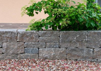 Steinmauer bei Gartengestaltung Baumgartl